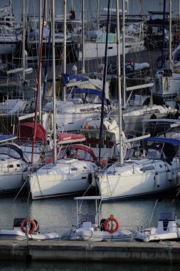 İtalya, Sicilya, Akdeniz, Marina di Ragusa (Ragusa ili); 27 Ocak 2024, limanda motorlu tekne ve lüks yatlar - EDITORIAL