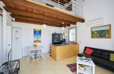 İtalya, Sicilya, Ragusa Eyaleti, kırsal kesim; 13 Nisan 2023, şık bir çiftlik evi, mutfağı olan oturma odası - EDITORIAL