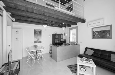 İtalya, Sicilya, Ragusa Eyaleti, kırsal kesim; 13 Nisan 2023, şık bir çiftlik evi, mutfağı olan oturma odası - EDITORIAL