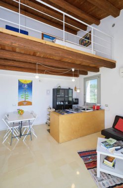 İtalya, Sicilya, Ragusa Eyaleti, kırsal kesim; 13 Nisan 2023, şık bir çiftlik evi, mutfağı olan oturma odası - EDITORIAL