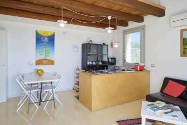 İtalya, Sicilya, Ragusa Eyaleti, kırsal kesim; 13 Nisan 2023, şık bir çiftlik evi, mutfağı olan oturma odası - EDITORIAL