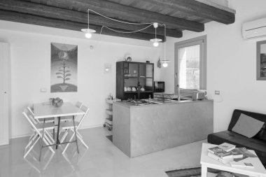 İtalya, Sicilya, Ragusa Eyaleti, kırsal kesim; 13 Nisan 2023, şık bir çiftlik evi, mutfağı olan oturma odası - EDITORIAL