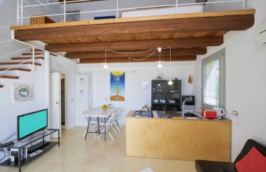 İtalya, Sicilya, Ragusa Eyaleti, kırsal kesim; 13 Nisan 2023, şık bir çiftlik evi, mutfağı olan oturma odası - EDITORIAL