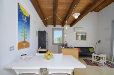 İtalya, Sicilya, Ragusa Eyaleti, kırsal kesim; 13 Nisan 2023, şık bir çiftlik evi, mutfağı olan oturma odası - EDITORIAL