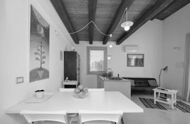 İtalya, Sicilya, Ragusa Eyaleti, kırsal kesim; 13 Nisan 2023, şık bir çiftlik evi, mutfağı olan oturma odası - EDITORIAL