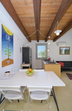 İtalya, Sicilya, Ragusa Eyaleti, kırsal kesim; 13 Nisan 2023, şık bir çiftlik evi, mutfağı olan oturma odası - EDITORIAL