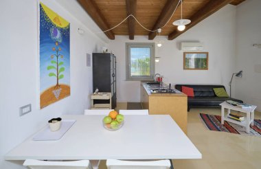 İtalya, Sicilya, Ragusa Eyaleti, kırsal kesim; 13 Nisan 2023, şık bir çiftlik evi, mutfağı olan oturma odası - EDITORIAL