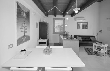 İtalya, Sicilya, Ragusa Eyaleti, kırsal kesim; 13 Nisan 2023, şık bir çiftlik evi, mutfağı olan oturma odası - EDITORIAL