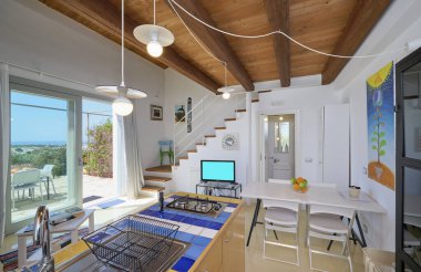 İtalya, Sicilya, Ragusa Eyaleti, kırsal kesim; 13 Nisan 2023, şık bir çiftlik evi, mutfağı olan oturma odası - EDITORIAL