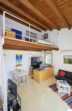 İtalya, Sicilya, Ragusa Eyaleti, kırsal kesim; 13 Nisan 2023, şık bir çiftlik evi, mutfağı olan oturma odası - EDITORIAL