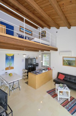 İtalya, Sicilya, Ragusa Eyaleti, kırsal kesim; 13 Nisan 2023, şık bir çiftlik evi, mutfağı olan oturma odası - EDITORIAL