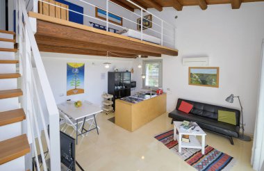 İtalya, Sicilya, Ragusa Eyaleti, kırsal kesim; 13 Nisan 2023, şık bir çiftlik evi, mutfağı olan oturma odası - EDITORIAL