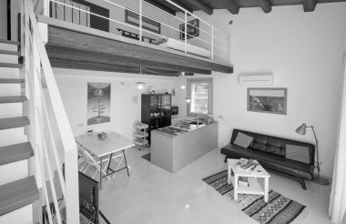 İtalya, Sicilya, Ragusa Eyaleti, kırsal kesim; 13 Nisan 2023, şık bir çiftlik evi, mutfağı olan oturma odası - EDITORIAL