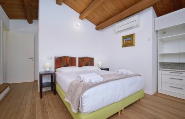 İtalya, Sicilya, Ragusa Eyaleti, kırsal bölge; 13 Nisan 2023, zarif çiftlik merkezi, yatak odası - EDITORIAL