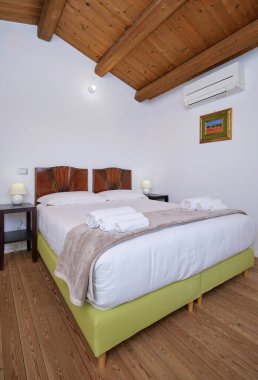 İtalya, Sicilya, Ragusa Eyaleti, kırsal bölge; 13 Nisan 2023, zarif çiftlik merkezi, yatak odası - EDITORIAL