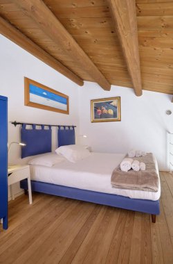 İtalya, Sicilya, Ragusa Eyaleti, kırsal bölge; 13 Nisan 2023, zarif çiftlik merkezi, yatak odası - EDITORIAL