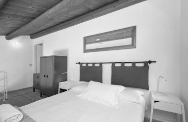 İtalya, Sicilya, Ragusa Eyaleti, kırsal bölge; 13 Nisan 2023, zarif çiftlik merkezi, yatak odası - EDITORIAL