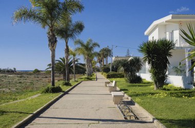 İtalya, Sicilya, Akdeniz, Playa Grande (Ragusa Eyaleti); deniz kenarında evler ve palmiye ağaçları 