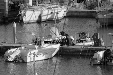 İtalya, Sicilya, Akdeniz, Marina di Ragusa (Ragusa Eyaleti); 3 Şubat 2024, limandaki bir motorlu teknede balıkçı - EDITORIAL