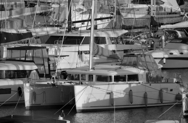 İtalya, Sicilya, Akdeniz, Marina di Ragusa (Ragusa ili); 3 Şubat 2024, limanda lüks yatlar - EDITORIAL