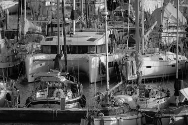 İtalya, Sicilya, Akdeniz, Marina di Ragusa (Ragusa ili); 5 Şubat 2024, limanda lüks yatlar - EDITORIAL