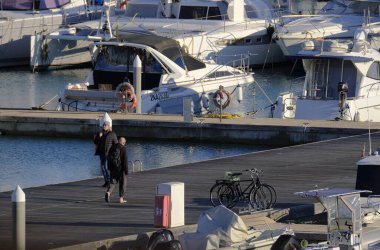 İtalya, Sicilya, Akdeniz, Marina di Ragusa (Ragusa Eyaleti); 6 Şubat 2024, limandaki insanlar ve lüks yatlar - EDITORIAL