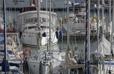 İtalya, Sicilya, Akdeniz, Marina di Ragusa (Ragusa ili); 7 Şubat 2024, limanda lüks yatlar - EDITORIAL