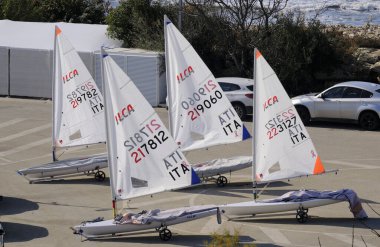 İtalya, Sicilya, Akdeniz, Marina di Ragusa; 9 Şubat 2024, limanda yelkenli botlar - EDITORIAL