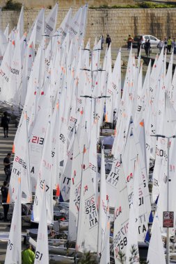 İtalya, Sicilya, Akdeniz, Marina di Ragusa; 9 Şubat 2024, limandaki insanlar ve yelkenliler - EDITORIAL