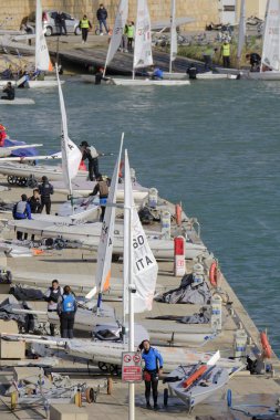 İtalya, Sicilya, Akdeniz, Marina di Ragusa; 11 Şubat 2024, limandaki halk ve yelkenliler - EDITORIAL