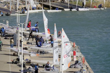 İtalya, Sicilya, Akdeniz, Marina di Ragusa; 11 Şubat 2024, limandaki halk ve yelkenliler - EDITORIAL