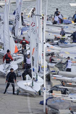 İtalya, Sicilya, Akdeniz, Marina di Ragusa; 11 Şubat 2024, limandaki halk ve yelkenliler - EDITORIAL