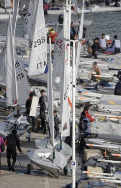 İtalya, Sicilya, Akdeniz, Marina di Ragusa; 11 Şubat 2024, limandaki halk ve yelkenliler - EDITORIAL