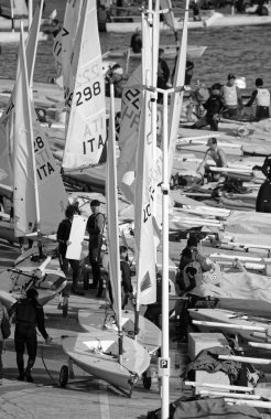 İtalya, Sicilya, Akdeniz, Marina di Ragusa; 11 Şubat 2024, limandaki halk ve yelkenliler - EDITORIAL