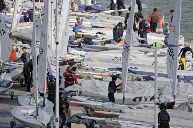 İtalya, Sicilya, Akdeniz, Marina di Ragusa; 11 Şubat 2024, limandaki halk ve yelkenliler - EDITORIAL