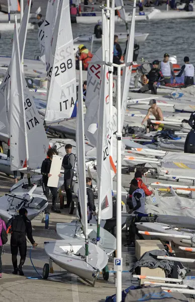 İtalya, Sicilya, Akdeniz, Marina di Ragusa; 11 Şubat 2024, limandaki halk ve yelkenliler - EDITORIAL