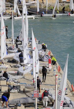 İtalya, Sicilya, Akdeniz, Marina di Ragusa; 12 Şubat 2024, limandaki halk ve yelkenliler - EDITORIAL