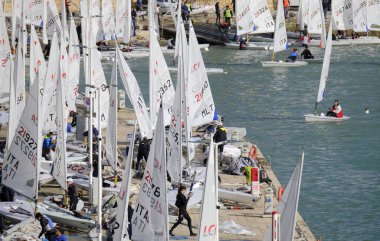 İtalya, Sicilya, Akdeniz, Marina di Ragusa; 12 Şubat 2024, limandaki halk ve yelkenliler - EDITORIAL