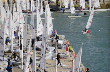 İtalya, Sicilya, Akdeniz, Marina di Ragusa; 12 Şubat 2024, limandaki halk ve yelkenliler - EDITORIAL