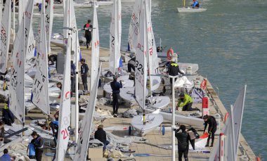 İtalya, Sicilya, Akdeniz, Marina di Ragusa; 12 Şubat 2024, limandaki halk ve yelkenliler - EDITORIAL