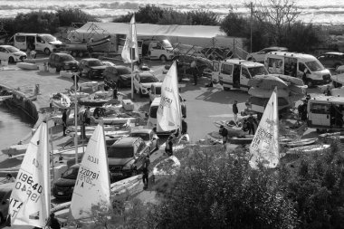 İtalya, Sicilya, Akdeniz, Marina di Ragusa; 12 Şubat 2024, limandaki halk ve yelkenliler - EDITORIAL