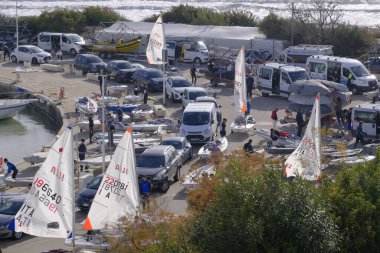 İtalya, Sicilya, Akdeniz, Marina di Ragusa; 12 Şubat 2024, limandaki halk ve yelkenliler - EDITORIAL