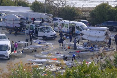 İtalya, Sicilya, Akdeniz, Marina di Ragusa; 12 Şubat 2024, limandaki halk ve yelkenliler - EDITORIAL