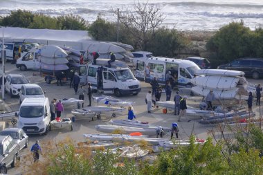 İtalya, Sicilya, Akdeniz, Marina di Ragusa; 12 Şubat 2024, limandaki halk ve yelkenliler - EDITORIAL