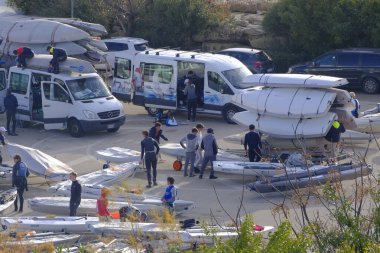 İtalya, Sicilya, Akdeniz, Marina di Ragusa; 12 Şubat 2024, limandaki halk ve yelkenliler - EDITORIAL