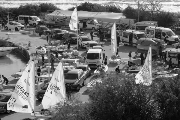 İtalya, Sicilya, Akdeniz, Marina di Ragusa; 12 Şubat 2024, limandaki halk ve yelkenliler - EDITORIAL