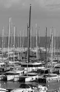 İtalya, Sicilya, Akdeniz, Marina di Ragusa (Ragusa ili); 13 Şubat 2024, limanda lüks yatlar - EDITORIAL