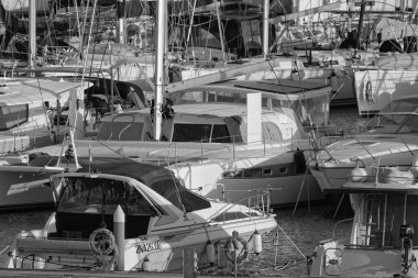 İtalya, Sicilya, Akdeniz, Marina di Ragusa (Ragusa ili); 13 Şubat 2024, limanda lüks yatlar - EDITORIAL