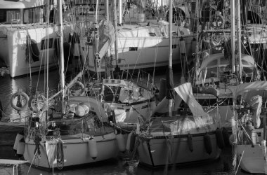 İtalya, Sicilya, Akdeniz, Marina di Ragusa (Ragusa ili); 15 Şubat 2024, limanda lüks yatlar - EDITORIAL