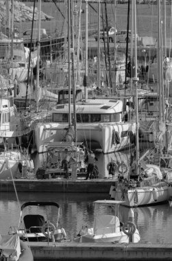 İtalya, Sicilya, Akdeniz, Marina di Ragusa (Ragusa Eyaleti); 16 Şubat 2024, limandaki insanlar ve lüks yatlar - EDITORIAL